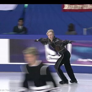 Evgeni Plushenko Grand Prix Final 2001 - Warmup before LP