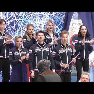Evgenia Medvedeva's team is watching the skating - SP of Mark Kondratiuk