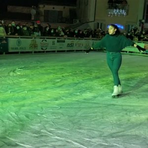 Carolina Kostner - 2021 Exhibition in Abruzzo, in Pianella for the lighting of the Christmans tree (rinkside video)